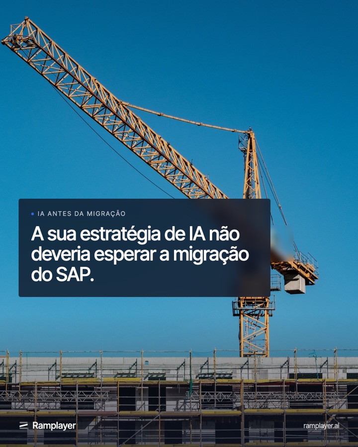 Guindaste sobre um prédio em construção, contra o céu azul.